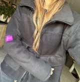 Campera de polar con estampado de cebra y forro de polar negro.