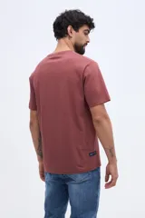 Remera de algodón blanca de manga corta y calce clásico, con estampa central vintage en tonos beige y azul.