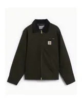 Chaqueta Carhartt modelo Detroit, color verde oscuro, con cuello de pana negro, cierre frontal con cremallera metálica, bolsillo en el pecho con cierre y logo de la marca bordado.