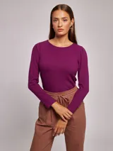 Remera lisa color fucsia, de corte ajustado, con cuello redondo y mangas largas abullonadas. Confeccionada en tejido de punto canalé.