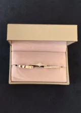 Set de tres anillos de plata 925, compuesto por una alianza lisa, un anillo cintillo con piedra central y circonias en el cuerpo, y una alianza cubierta de circonias pavé.