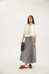 Blusa de algodón blanca con cuello mao, pechera con botones ocultos y mangas cortas abullonadas con puños elásticos.
