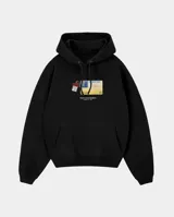 Canguro negro de corte oversize con capucha y cordones ajustables. Presenta un estampado frontal gráfico que simula un documento antiguo con un boleto de transporte adjunto.