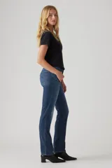 Jean azul de corte recto, tiro alto y efecto "shaping" para realzar la figura.