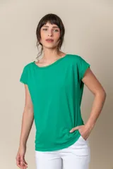 Remera italiana de viscosa y algodón, color verde esmeralda, con escote barco y mangas cortas dobladas. Presenta detalles de gasa en el cuello, mangas y bajo.