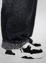 Championes urbanos de diseño chunky, combinando paneles en color blanco y negro con detalles de estampado tipo salpicadura. Presentan suela de plataforma con relieve y cordones al tono.