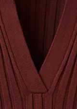 Chaleco de punto fino bordado con diseño entallado, cuello camisero, escote de pico y manga corta, confeccionado en mezcla de poliéster y viscosa.
