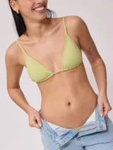 Top de bikini color verde lima, estilo triángulo con tirantes finos ajustables y sin aro.