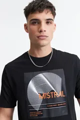 Remera de manga corta color menta, con estampado frontal de un diseño abstracto en tonos grises y azules, y texto. Confeccionada en 100% algodón y de corte regular.