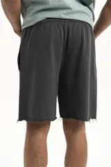 Short gris de jogging con cintura elástica y ruedo desflecado.