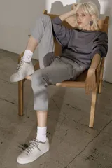 Zapatillas color beige claro, con capellada de cuero suave y acolchado, forro y plantilla de cuero vacuno, y suela de EVA. Tienen una plataforma de 3.8 cm en la parte trasera y 3.2 cm en la delantera.