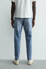 Jeans skinny cropped fit de corte ajustado y tiro medio, con diseño de cinco bolsillos y efecto lavado.