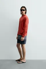 Sudadera de cuello redondo y manga larga, con ajuste regular y efecto lavado. Presenta acabados en rib en puños y ruedo, confeccionada en tejido de algodón con interior de rizo.