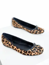 Ballerinas de cuero negro con punta cuadrada y moño decorativo.