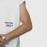 Musculosa blanca de corte oversize, confeccionada en algodón premium. Presenta un diseño minimalista con estampado tipográfico en color negro en la parte inferior frontal.