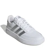 Championes Adidas Breaknet 2.0 de cuero sintético blanco con detalles plateados en las tres tiras laterales y el talón.