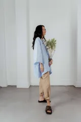 Camisa blanca de lino con escote en V y bordado multicolor.