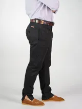 Pantalón de campo de gabardina con lycra, corte recto y bolsillos laterales.