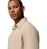 Camisa de manga corta Columbia modelo Silver Ridge II, color beige, con bolsillos frontales en el pecho, cuello clásico y cierre de botones. Confeccionada con tecnologías de protección solar y absorción de humedad.