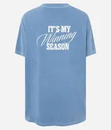 Remera deportiva de corte oversized, confeccionada en algodón color azul, con cuello redondo, manga corta y estampado lettering en el pecho.