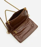 Bolso bandolera de estructura flexible confeccionado en poliuretano color marrón. Presenta correa larga de cadena metálica dorada con apoyo para el hombro, cierre superior con cremallera y tiradores alargados de cuero sintético.
