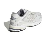 Championes adidas Response CL de diseño retro, confeccionados en una combinación de malla transpirable y superposiciones de gamuza sintética en tonos gris claro y blanco. Presentan las icónicas tres tiras laterales, entresuela con tecnología adiprene para mayor amortiguación y suela de goma resistente.