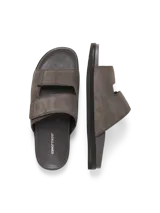 Sandalias de cuero grises con doble tira ancha y suela plana.