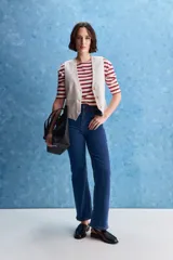 Jean de tiro alto con corte recto, confeccionado en denim con spandex para mayor comodidad y ajuste.