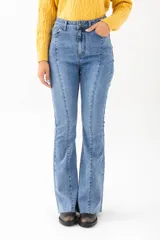 Jean de mujer color negro, tiro alto, de corte recto y largo completo.