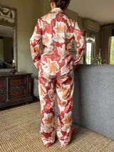 Pijama de seda estampado, compuesto por una camisa de manga larga con botones y un pantalón recto con elástico en la cintura.