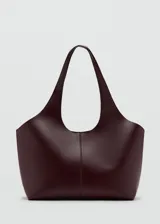 Bolso tipo tote color bordó, de diseño estructurado, con correa para el hombro y solapa frontal.