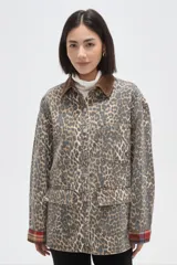 Campera de jean con estampado animal print, cuello de pana en color marrón, cierre frontal con botones metálicos, bolsillos frontales con solapa y puños con detalle de tela escocesa.