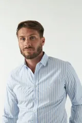 Camisa de manga larga para hombre, color azul claro con microestampado de cuadros. Presenta un corte slim y cuello abotonado.