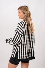 Buzo tejido de algodón con rayas verticales blancas y negras, de corte oversize.