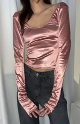 Top de manga larga con escote redondo amplio, confeccionado en tejido satinado de viscosa, con ajuste al cuerpo.