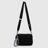 Bolso compacto Bubba modelo Purse Ontario, color negro con cierre metálico, bolsillo frontal y correa ajustable con logo impreso. Incluye un llavero decorativo de cuerda trenzada en tonos azules y beige.