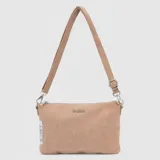 Cartera tipo bandolera de diseño minimalista, confeccionada en material sintético con textura similar al cuero. Presenta cierre metálico superior, correa ajustable y desmontable, y logo de la marca grabado en el frente.