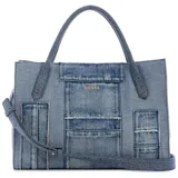 Cartera tipo tote de Guess confeccionada en denim con diseño de parches y bordes deshilachados. Cuenta con doble asa de mano, correa ajustable y extraíble para usar al hombro, y logo metálico en la parte frontal.