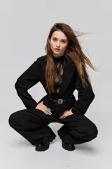 Blazer sastrero negro de calce relajado, con solapa clásica, cierre de un botón frontal y bolsillos laterales con tapa.