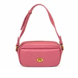 Cartera tipo bandolera de cuero rosado con diseño acolchado en forma de rombos, cierre principal con cremallera y bolsillo frontal con cierre giratorio metálico en tono dorado.