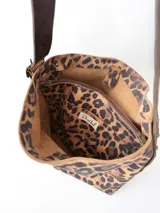 Bolso tipo hobo de tela con estampado animal print, con correa de cuero marrón ajustable con hebilla.