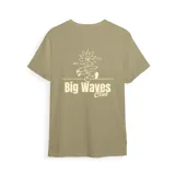Remera color crema de manga corta con estampado en la espalda que incluye una ilustración y la frase "Big Waves Club" en color lila.