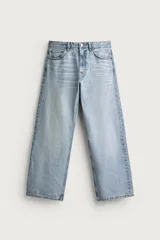 Jeans de denim de algodón en color azul con efecto desgastado, tiro medio y corte recto de ajuste holgado (loose fit). Cuenta con diseño clásico de cinco bolsillos y cierre frontal con cremallera y botón.