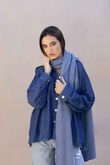 Pashmina rectangular de tejido de punto suave, liviana y con caída fluida.