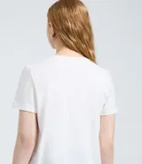 Remera de algodón color blanco, con cuello redondo y manga corta. Presenta una estampa frontal en color marrón con la ilustración de un oso dentro de una taza de café y el texto Cafecito.