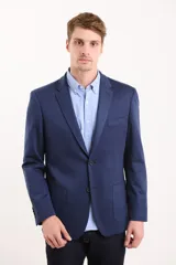 Saco azul oscuro de corte entallado, con solapa de muesca, cierre de dos botones, bolsillo de ribete en el pecho y bolsillos de parche en los laterales.