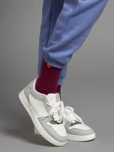 Pack de tres pares de medias acanaladas de largo medio en color crema, borgoña y verde claro. Cada par tiene un pequeño logo de la marca en el tobillo.