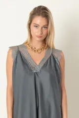 Blusa italiana color borgoña de satén de seda con escote en V y hombros de encaje.