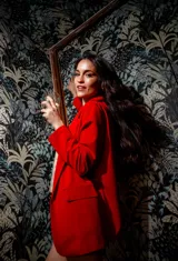 Blazer rojo de crepé elastizado, con solapas clásicas y bolsillos frontales.