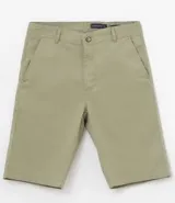 Bermuda de sarga color blanco, de corte recto y diseño básico con bolsillos laterales y traseros.